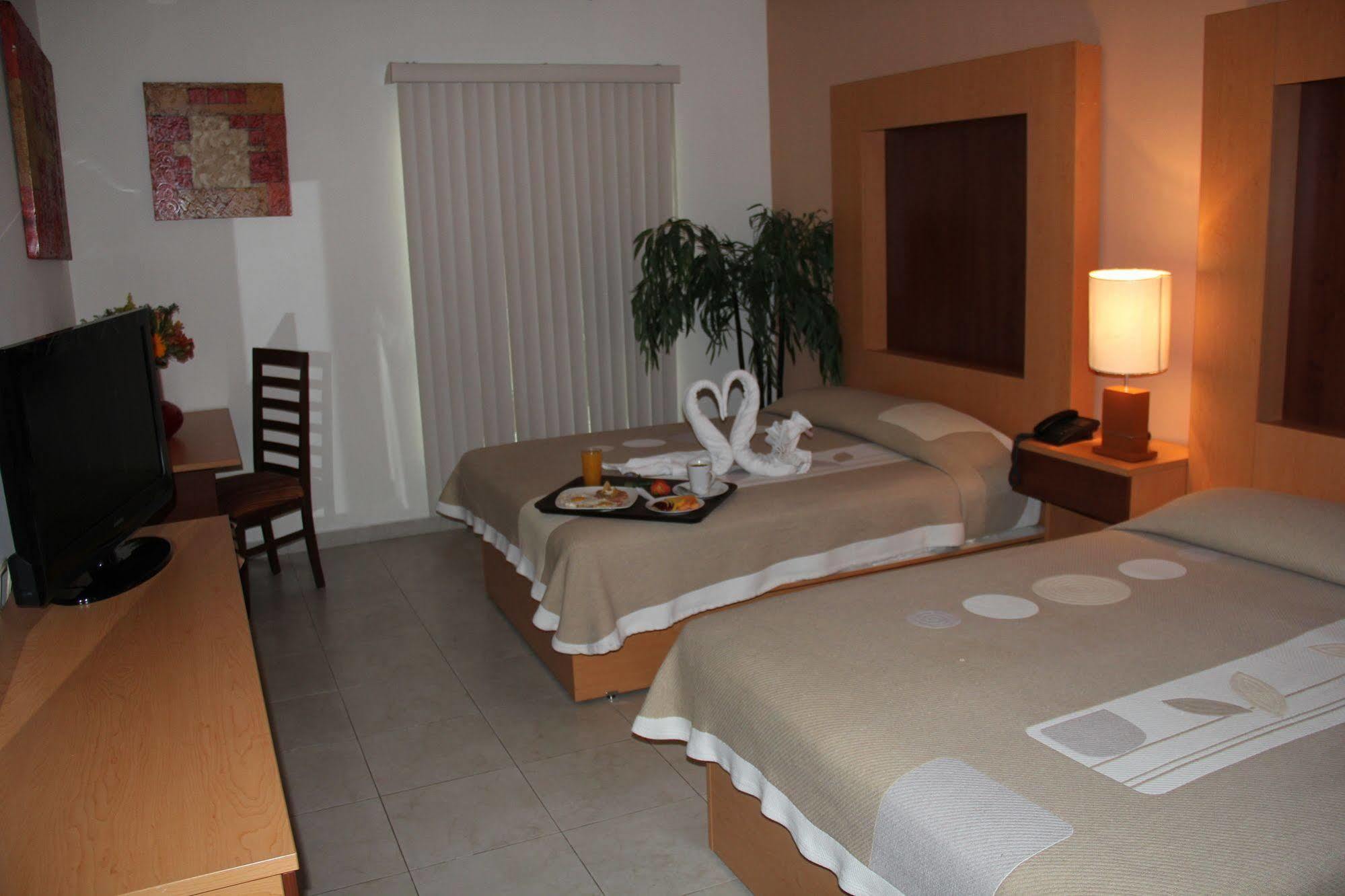 Hotel Real Zapopan Bagian luar foto