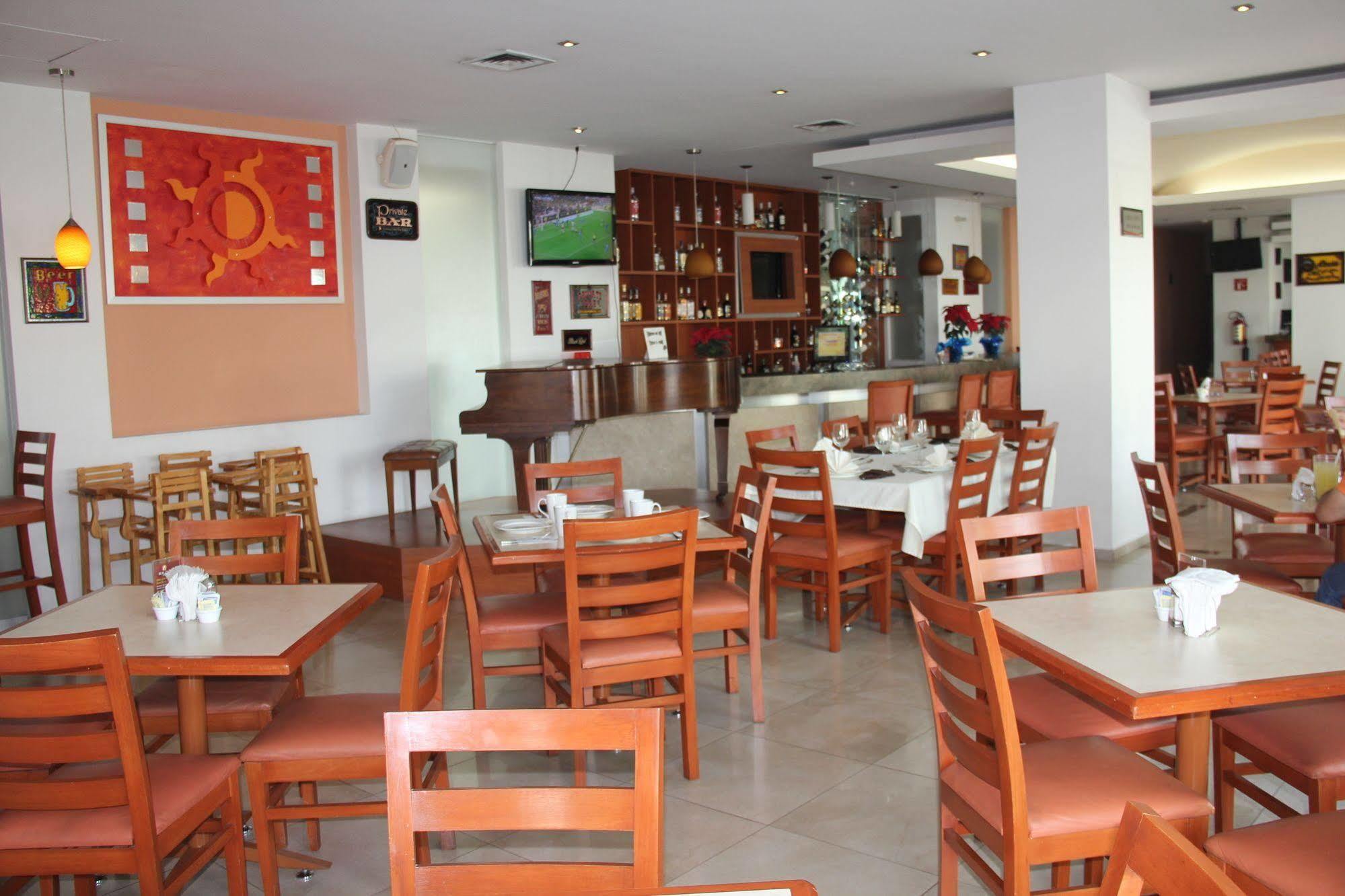 Hotel Real Zapopan Bagian luar foto